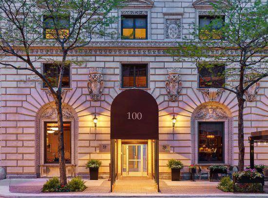 Near North Side Hotel | 250 m² Hotel ∙ 127 guests