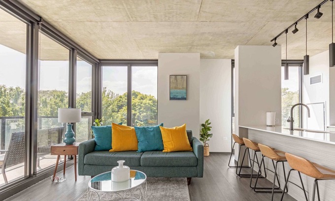Near West Side Apartment | 2BR Chic New Apartment With Rooftop Pool & Gym