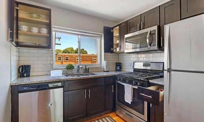 West Ridge Apartment | 2BR Modern & Comfy Apt in Rogers Park near Dining!