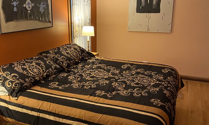 West Town Apartment | 3 BD condo near to downtown, Gold Coast and Michigan Avenue.