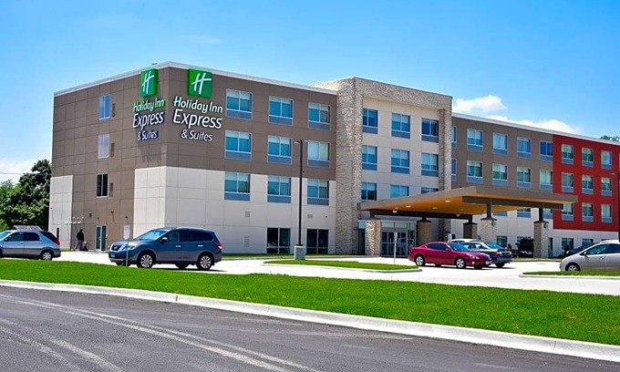Bensenville Hotel | 3-Star Hotel ∙ Holiday Inn Express & Suites - Bensenville - O'Hare, an IHG Hotel