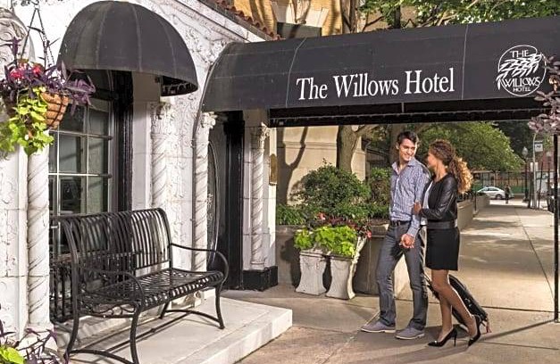 Lake View East Hotel | 3-Star Hotel ∙ The Willows Hotel