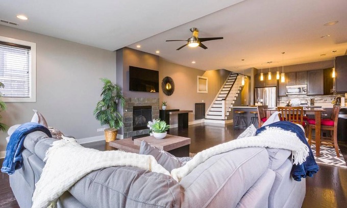 West Town House | 4 Bedroom West Town Luxury Penthouse
