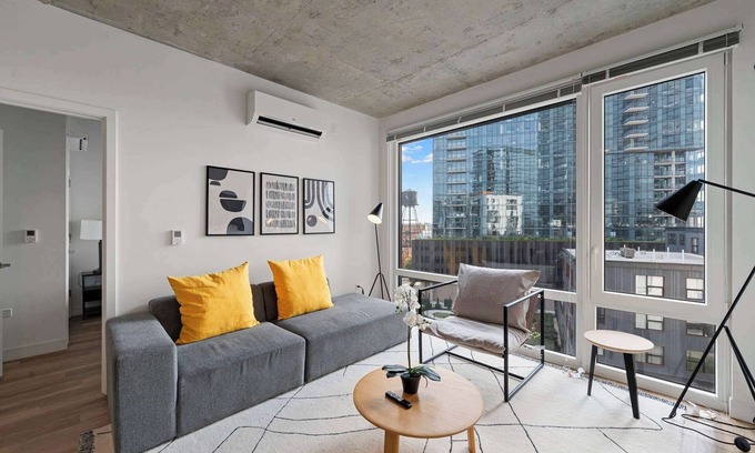 River North Apartment | 4BR Modern Gem Sleek, Bright & Central