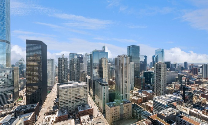 Downtown Chicago Hotel | 50th Floor Mag Mile Studio VIEW, Pool, Gym, Balcony