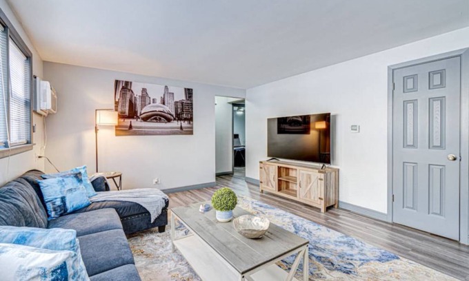 Elmwood Park Condo | 56 m² Condo ∙ 2 bedrooms ∙ 7 guests