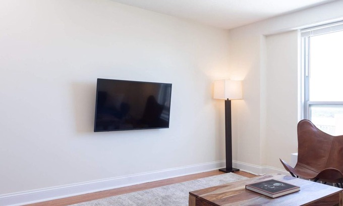 Ravenswood Apartment | 5min to Wrigley, Aragon | Quiet w/ View | Zencity