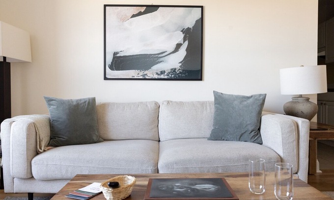Ravenswood Apartment | 5min to Wrigley, Aragon | Quiet w/ View | Zencity