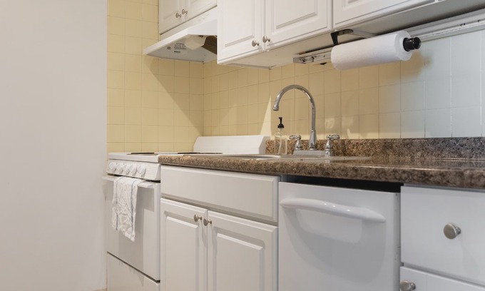 Ravenswood Apartment | 5min to Wrigley, Aragon | Quiet w/ View | Zencity