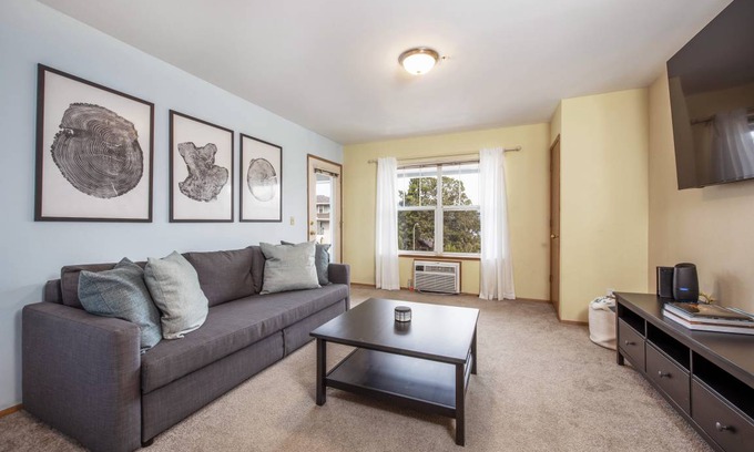 Romeoville Condo | 65 m² Condo ∙ 1 bedroom ∙ 4 guests