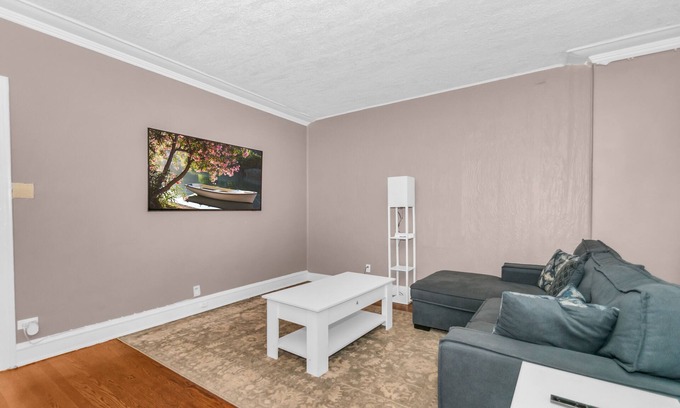 West Ridge Apartment | 6Br 2Ba + 3 Car Garage in Chicago's Northside