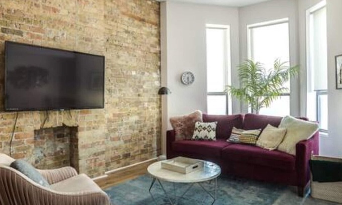 River North House | 858 - 2N BEAUTIFULLY remodeled flat downtown - New Furniture!