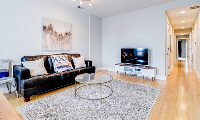 River North House | 870 #2 DOWNTOWN! 5 BEDS / 2BATHS / SLEEPS 9! Suite 2/3