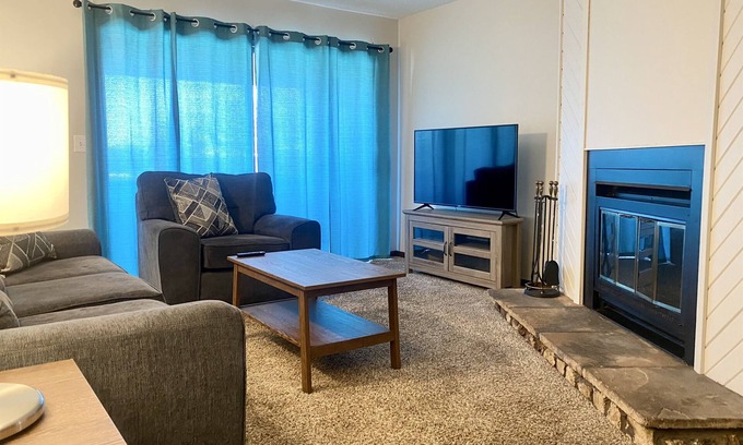 Bloomington Condo | Affordable, Spacious, And Pet Friendly 2bd/1bath