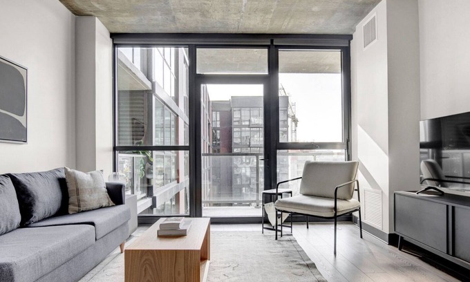 Near West Side Apartment | Airy West Loop 1BR w/ Gym, Pool & Lounge, 2 blocks from L, by Blueground