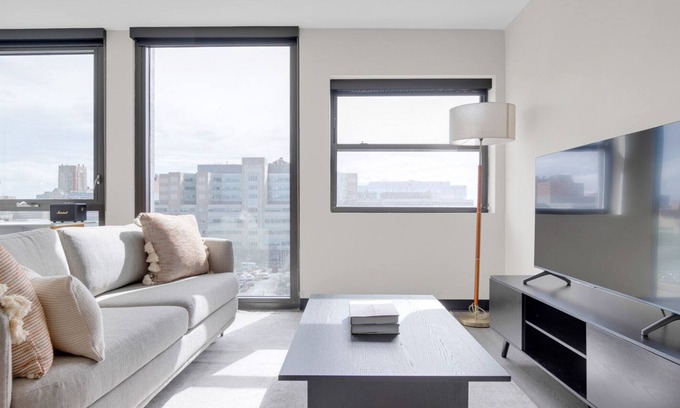 Illinois Medical District Apartment | Amazing Medical District 2BR w/ Gym & W/D, 1 block to L, by Blueground