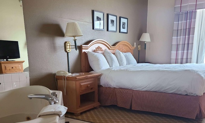 Galesburg Hotel | AmericInn by Wyndham Galesburg