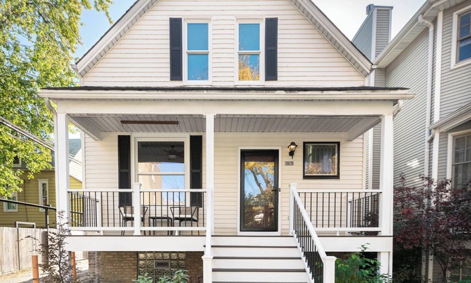 Andersonville House | Andersonville Charming 3 Bedroom/2 Bath House with Family Room plus Yard & Patio