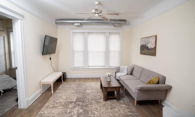 Lakeview Apartment | Apartment on Clark in Wriglleyvile