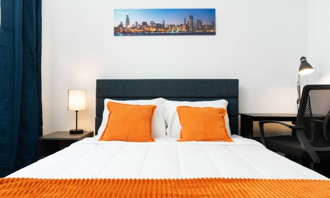 Uptown Apartment | Artistic Loft Rooftop | 13 mins DT | 4 mins Lake