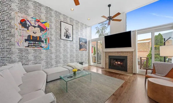 River West House | Beautiful Designer Townhome ~ Amazing Location! River West - 4-Bedroom/Unit 1