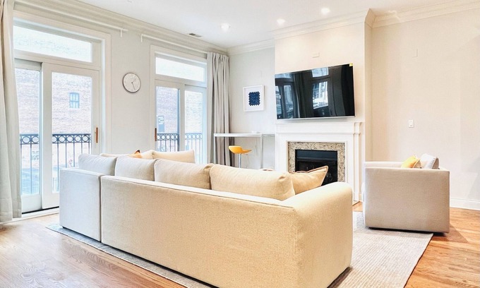 West Loop Apartment | Beautiful Downtown 3BR with Free Parking
