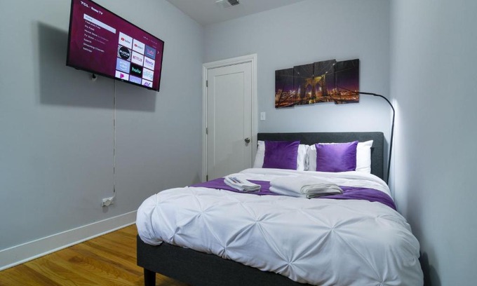 Irving Park Apartment | Beautiful Irving Park 4BR apartment