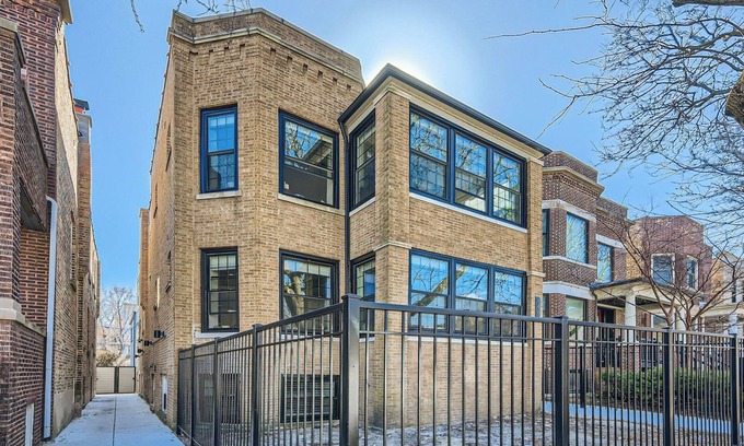 Andersonville Condo | Beautiful Newly Renovated 3BR/2BA in the Heart of Andersonville