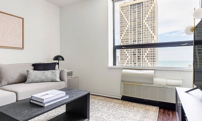 Streeterville Apartment | Beautiful Streeterville 1BR w/Gym, Pool, near Navy Pier, by Blueground