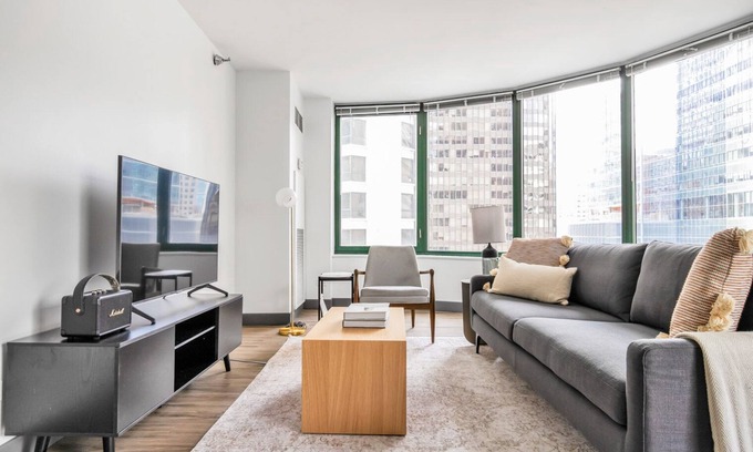 Streeterville Apartment | Beautiful Streeterville 1BR w/Deck & Pool, walk to Beach, by Blueground