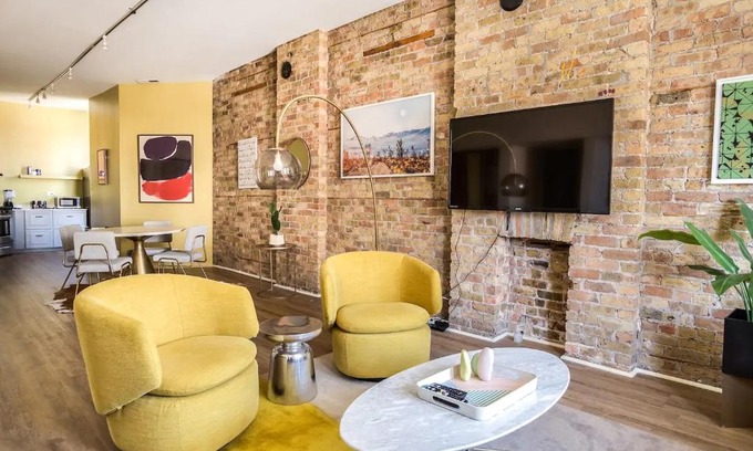 River North Apartment | BEAUTIFULLY remodeled flat DOWNTOWN - Sleeps 10!