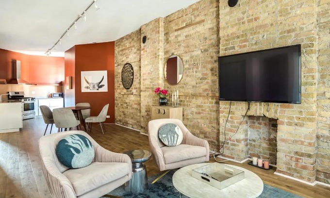 River North Apartment | BEAUTIFULLY remodeled flat downtown - Sleeps 10!