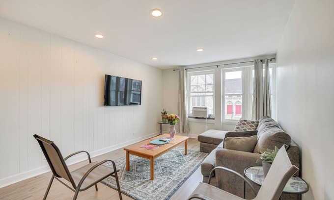 Berwyn Apartment | Berwyn Apartment Rental ~ 11 Mi to Chicago!