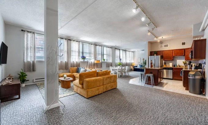 Printers Row Apartment | BIG Downtown Penthouse|Vintage 3bd (GYM+Balcony)