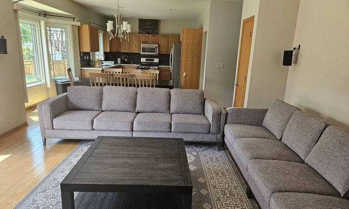 Elmhurst House | Big Family Home with 4 King Beds