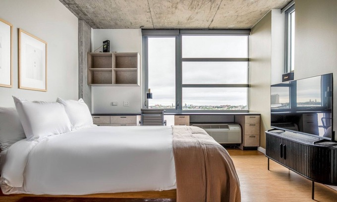 River North Apartment | Blueground | Goose Island, lounge, nr Lincoln Park