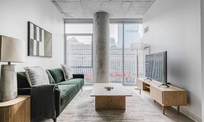 West Town Apartment | Blueground | River North, rooftop & pool, nr Mart