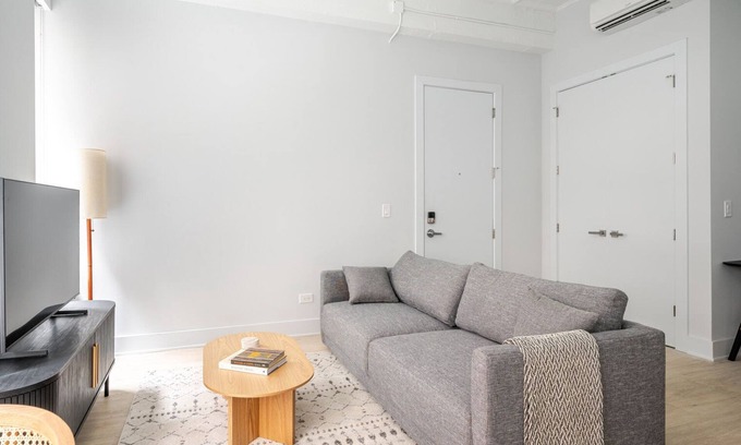 Downtown Chicago Apartment | Blueground | The Loop, elevator, nr Willis Tower