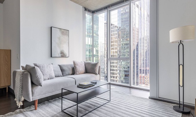 Downtown Chicago Apartment | Blueground | The Loop, pool & gym, nr Willis