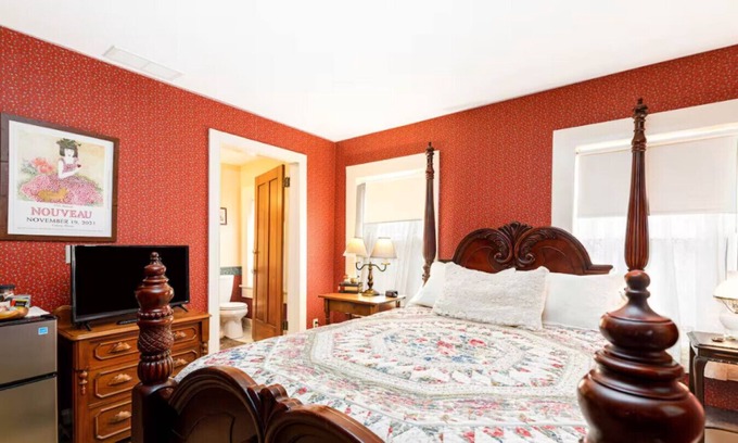 Galena Condo | Briarstone Inn | Historic 7-Room Inn w/Private Baths | Walk to Downtown Galena