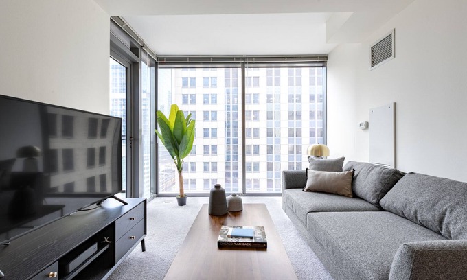 Downtown Chicago Apartment | Bright Loop 1BR w/Gym, Pool, nr. Financial District, by Blueground