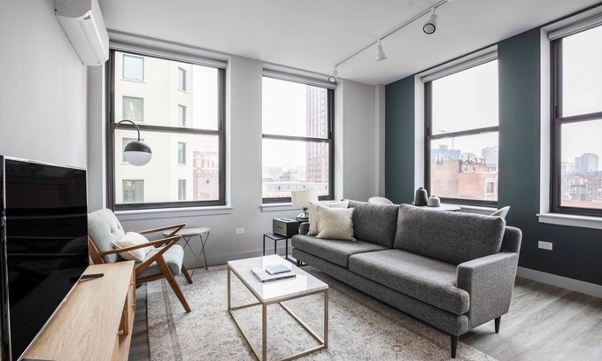 The Loop Apartment | Bright Loop 1BR w/Gym, Roofdeck, W/D, nr West Loop & the L by Blueground