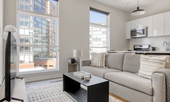 River West Apartment | Bright River West 3BR nr Blue Line & I-90, by Blueground