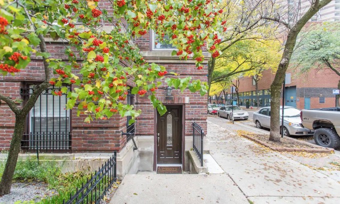 Lakeview Apartment | Centrally Located Chicago Loft 2 blocks from the Lakeshore!