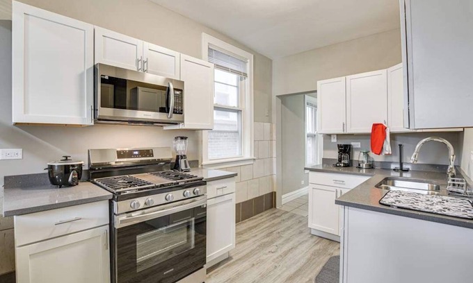 West Ridge Apartment | Charming 2-bedroom apartment in Chicago. See little India beauty in chicago.