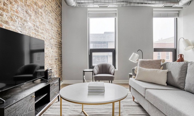 West Town Apartment | Charming West Town 2BR, 4 blocks to L & Wicker Park bars, by Blueground