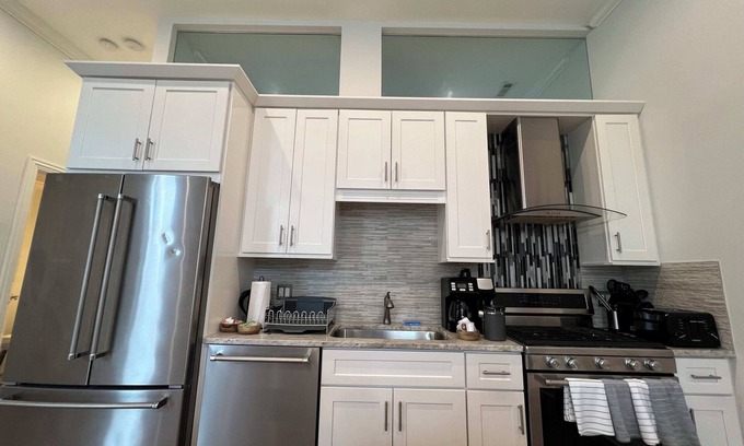 Near West Side Apartment | Chic 1 BR w Parking S