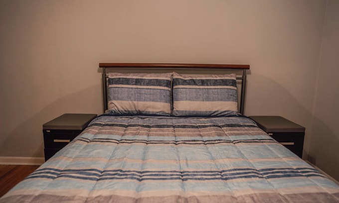 West Ridge Apartment | Chic 3-bedroom apartment with WiFi, AC in amazing Chicago