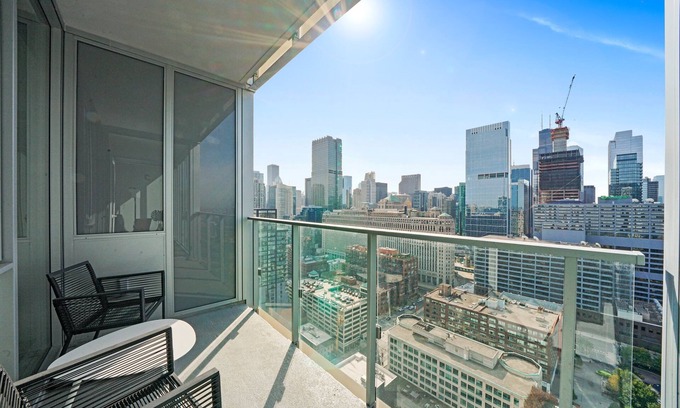West Town Apartment | Chic Stay in River North: Luxury Suites, Top Amenities, Near Arts & Nightlife!