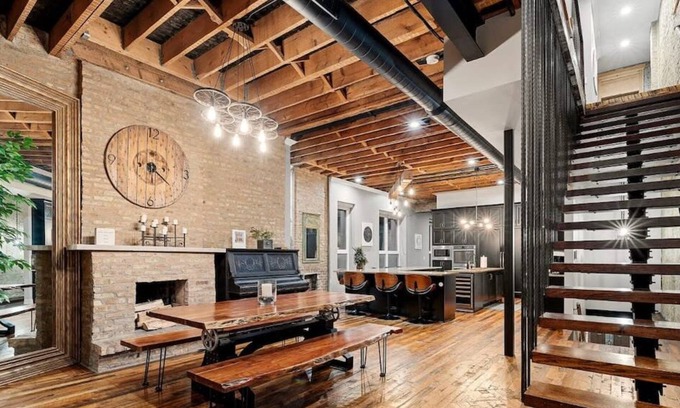 Near West Side House | Chicago Mid-Century Gem Steps From United Center